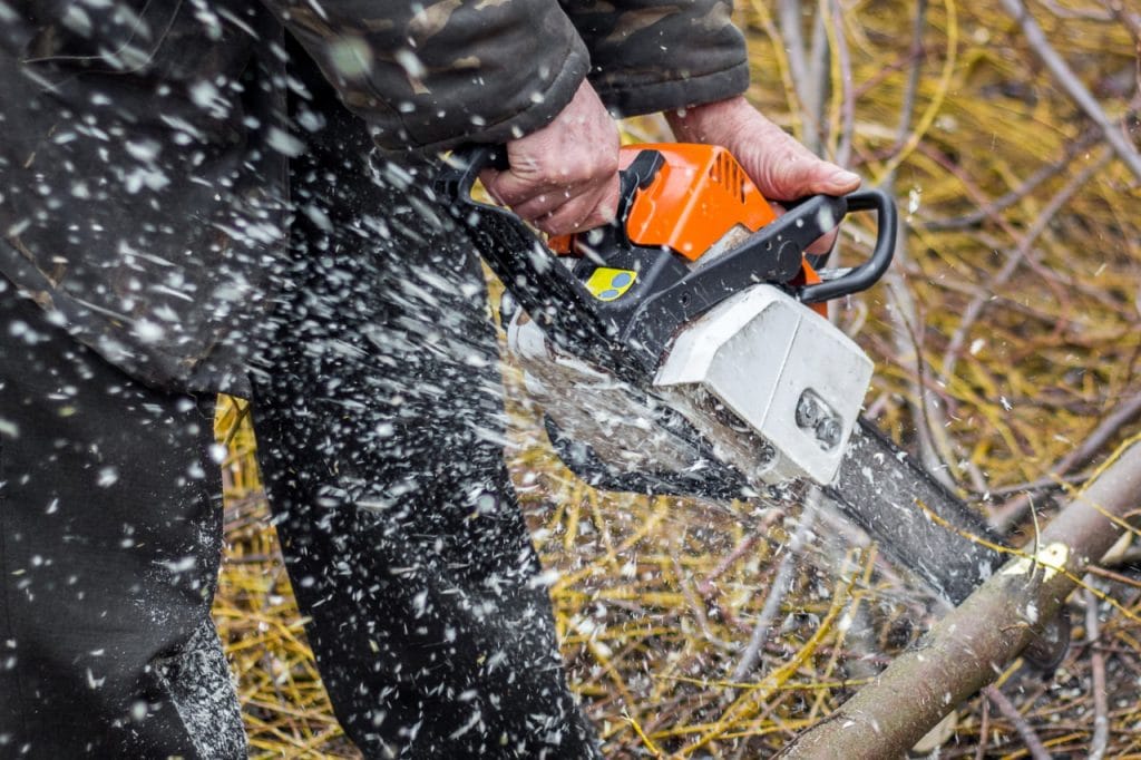 Обрезка сучьев бензомоторными пилами