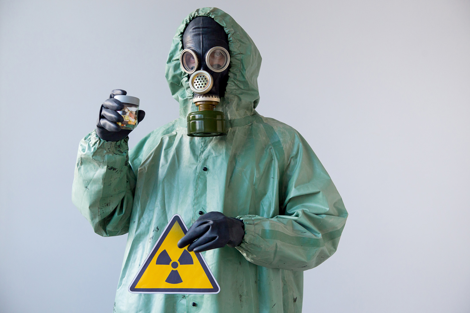 Тест химическая защита. Индивидуальная защита от радиации. Защита человека от радиации. Костюм от радиации. Человек в защитном костюме.
